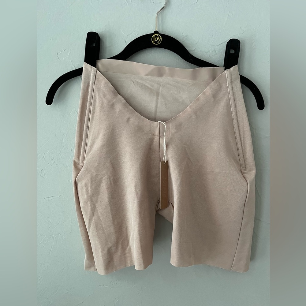 ✨SKIMS SHEER SCULPTING LOW BACK SHORTS CLAY M